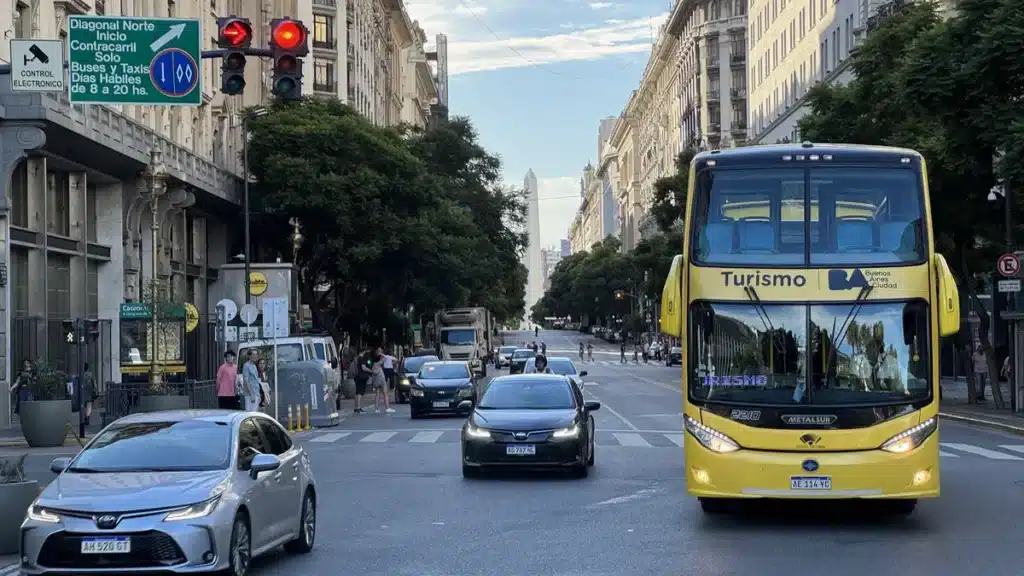 Avenida 9 de Julho com ônibus turístico e Obelisco ao fundo - Buenos Aires