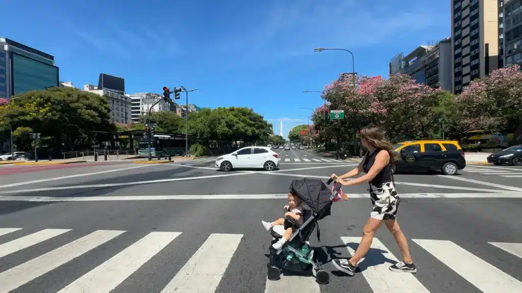 Lígia e Isabela atravessando a Avenida 9 de Julho com o Obelisco ao fundo - Buenos Aires