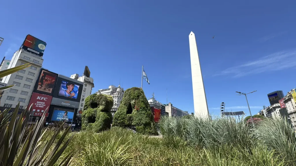 Obelisco de Buenos Aires com as letras BA em frente